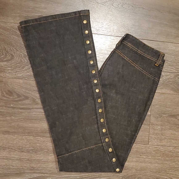 ❤CACHE SNAP DETAIL FLARE LEG JEANS, SIZE 6 (28) - Picture 4 of 5